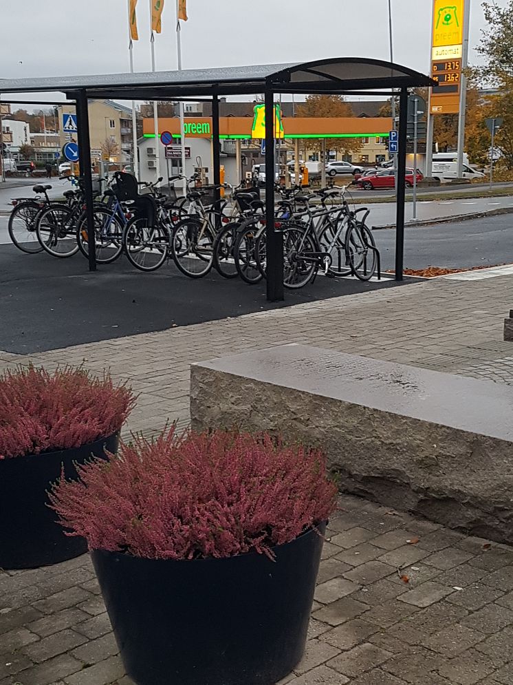 Cykeltak City 90 Plaza Enkel med cykelställ Arc, Värnamo resecentrum