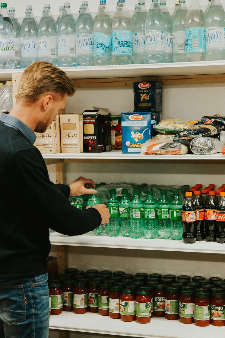 Projektledare Samuel Haugstvedt på lagret.