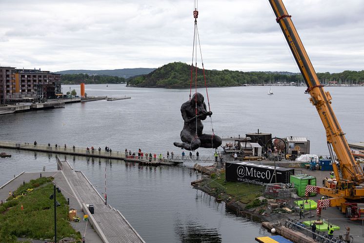 Moren løftes over til Inger Munchs brygge