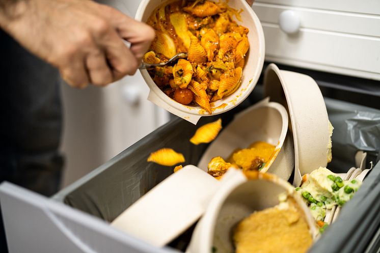53388545-throwing-away-leftover-food-in-trash (2)