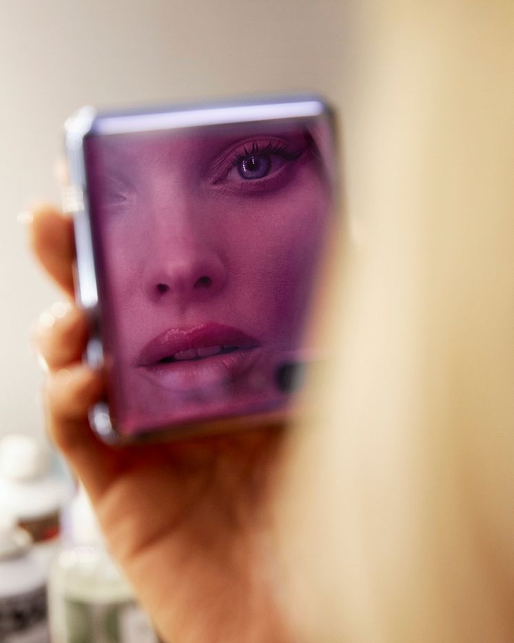 Flip it – Supermodellen Elsa Hosk ambassadör för Samsungs nya vikbara telefon_3