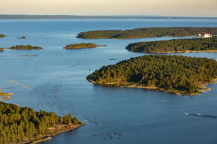 Cirka 100 kajaker påväg ut för att se solnegången på fredagen