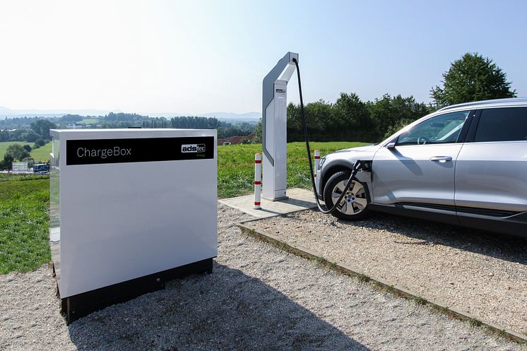 ChargeBox und HPC-Dispenser, Foto ADS-TEC Energy