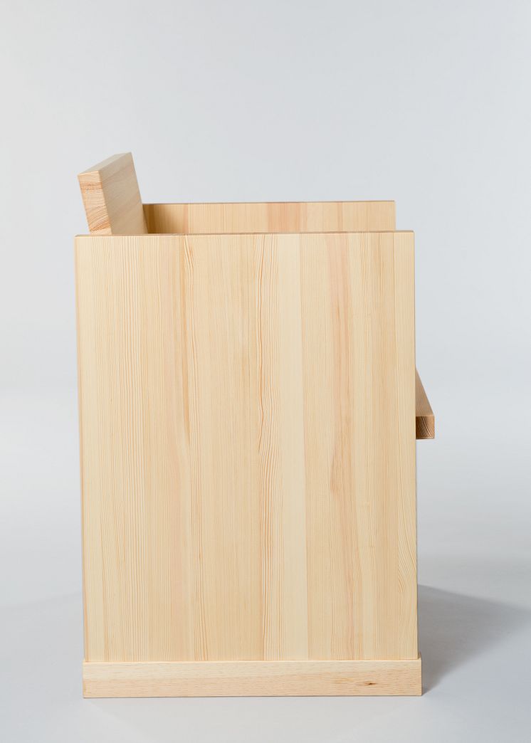 "Meden", stol formgiven exklusivt för Nordiska museet av Halleroed  och producerad av Tre sekel möbelsnickeri. Foto: Karolina Kristensson, Nordiska museet