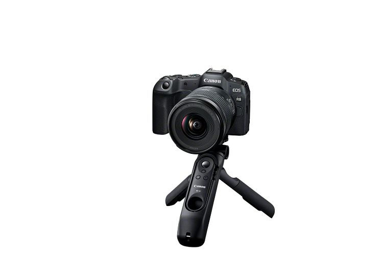 Canon EOS R8_FrontSlantLeft_RF15-30F4.5-6.3ISHG-100TBR