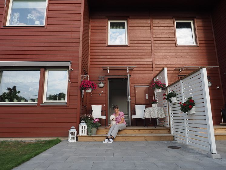 Inger på trappen till hennes BoKlok radhus