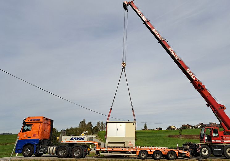 20231018_Patersdorf-Anlieferung-digitale-Ortsnetzstation_Foto-Bayernwerk-Netz-Manuel-Birnböck