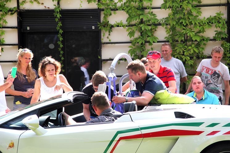 Ein aufregender Nachmittag im Bärenherz: Kinder mit Dr. Schuh im Lamborghini unterwegs