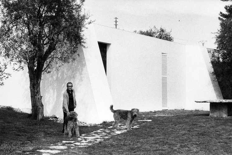 Bergman utenfor hjemmet i Antibes, 1975.jpg