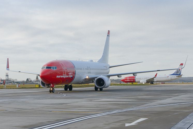 737-800 taxiing at Gatwick