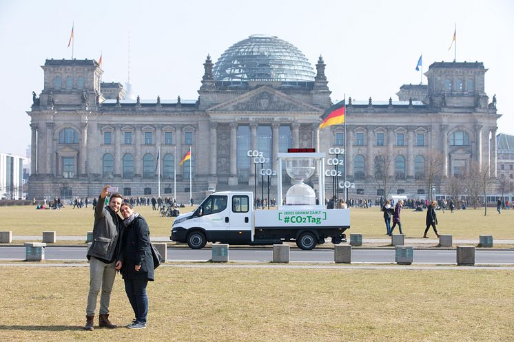 CO2-Tag 2018: Fahrzeug vor Reichstag