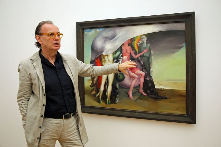 Dr. Alfred Weidinger vor Arno Rinks Gemälde "Die Unabhängigen" im Museum der bildenden Künste
