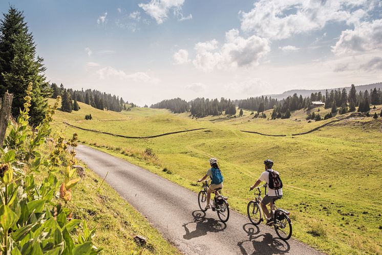 E-Biker unterwegs beim Combe des Amburnex im Genferseegebiet 