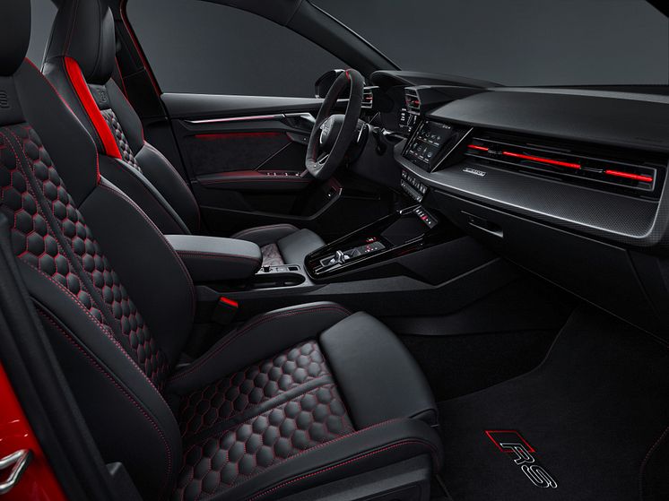 Audi RS 3 interiør med RS-designpakke i rød