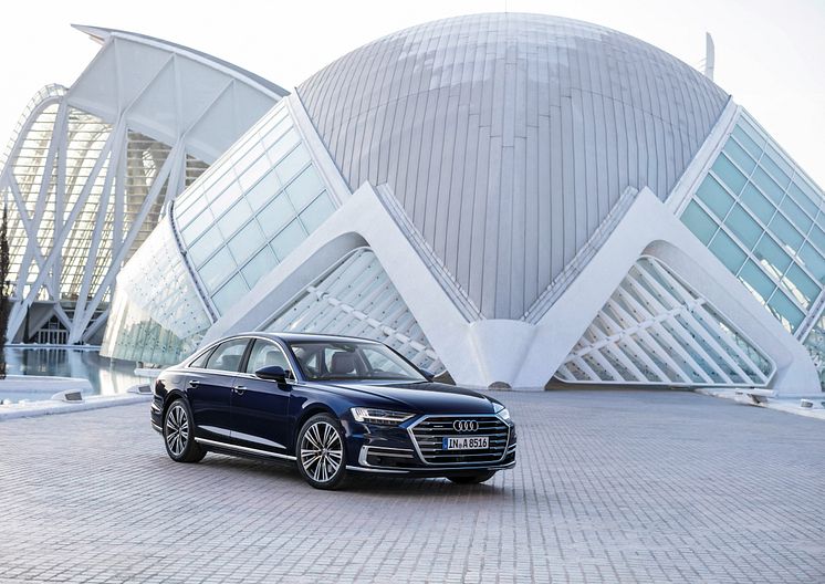 Audi A8 (Ciutat de les Arts i les Ciències i Valencia - byen for kunst og videnskab)