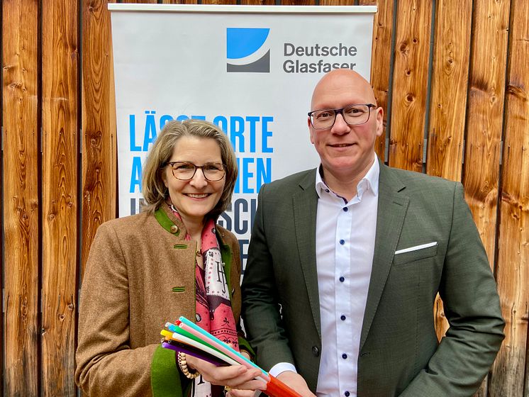 Bürgermeisterin Ortrud Wendt und Michael Sieve von Deutsche Glasfaser.jpeg