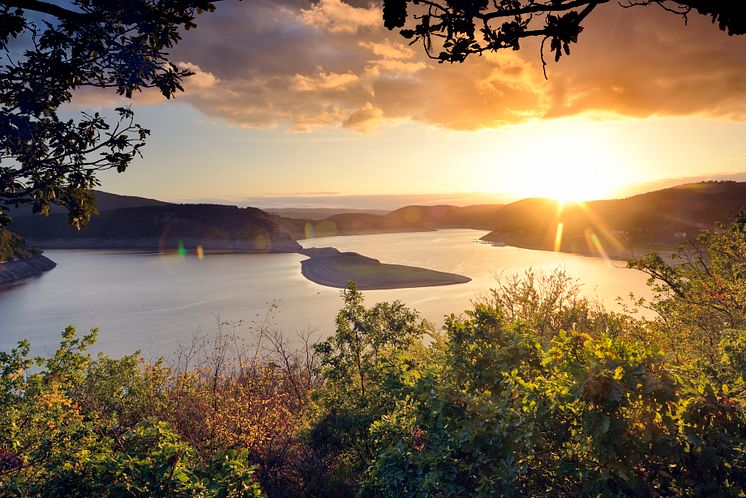 Waldeck-Frankenberg_Der_Edersee_im_Nationalpark_Kellerwald-Edersee_in_der_Abendsonne