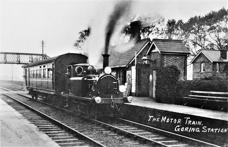 A steam train pulls into Goring in 1908