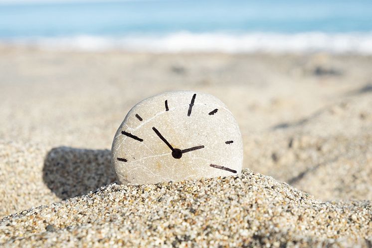 Steinuhr am Strand