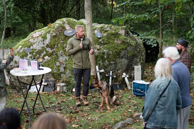 Fredrik Steen håller tal under ljusceremonin