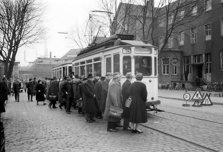 Bild 4_Westfalenhütte         Fahrgäste           ca. 1951-52