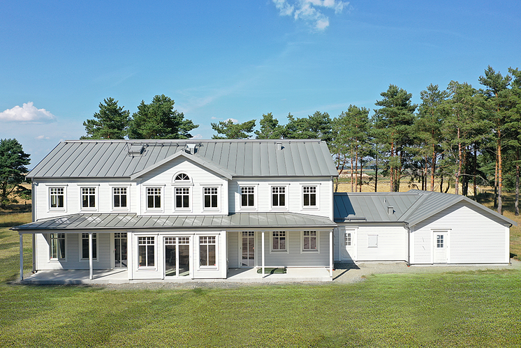 Bandtäckt tak med DuraFrost Aluminium och kulören Grå Aluminium 046 på en charmig villa i Skåne.