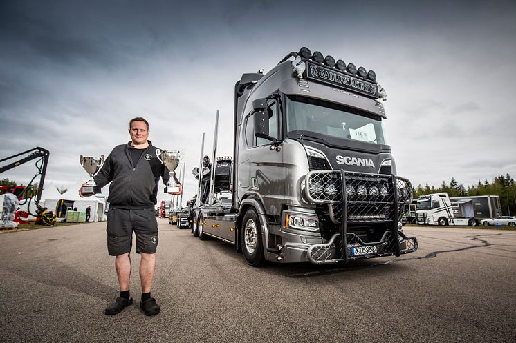 Jimmy Hedblom från Gallins åkeri kom med en stilren Scania R770 Han mottog priset Skogens Konung.jpg