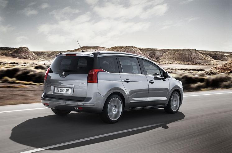 Nya generationen Peugeot 5008_bakifrån_dynamisk