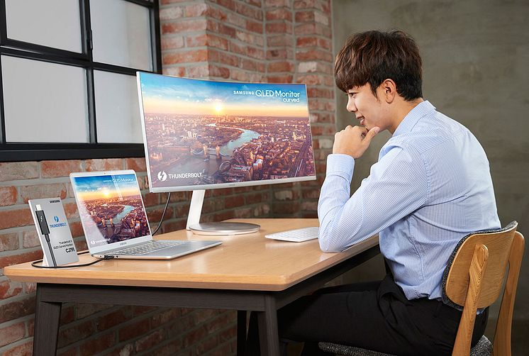 Thunderbolt 3 QLED Curved Monitor