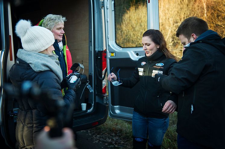 Racerfører Molly Pettit ikler seg Fords promillesimulerinsdrakt før promilleduellen med Samferdselsminister Ketil Solvik-Olsen