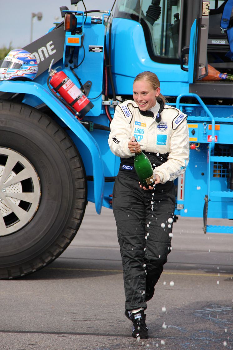 Karin Olsson - efter världsrekordet i sin Volvo L60G PCP hjullastare