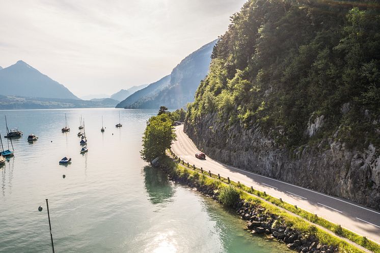 Seestrasse am Thunersee, links der Niesen © Mattias Nutt Photography