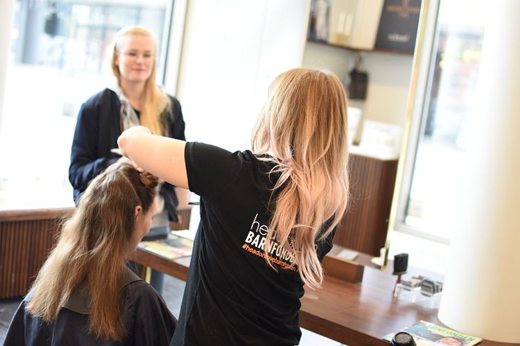 Ett trettiotal frisörer på alla Headons salonger klippte 132 kunder som valde engagera sig i Headons samarbete med Barnfonden onsdagen den 26 april. 