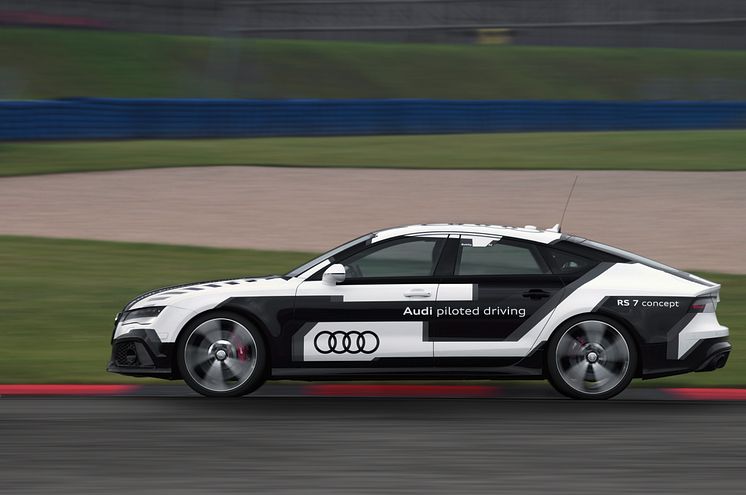 RS7 piloted driving car side