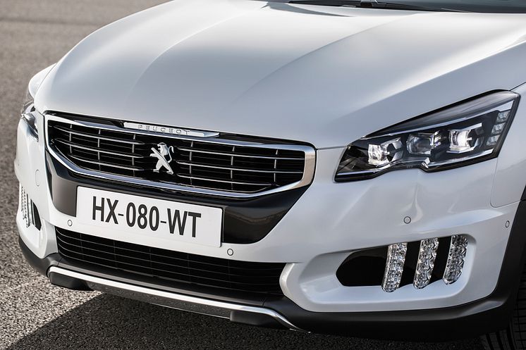 Sverigepremiär för sportigt eleganta Peugeot 508 - nytt utseende, klassledande förbrukning och nya automatlådor