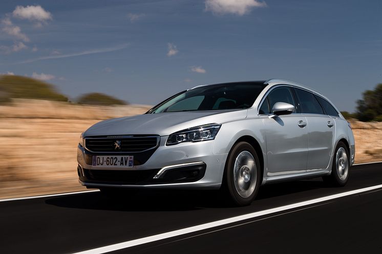 Sverigepremiär för sportigt eleganta Peugeot 508 -nytt utseende, klassledande förbrukning och nya automatlådor