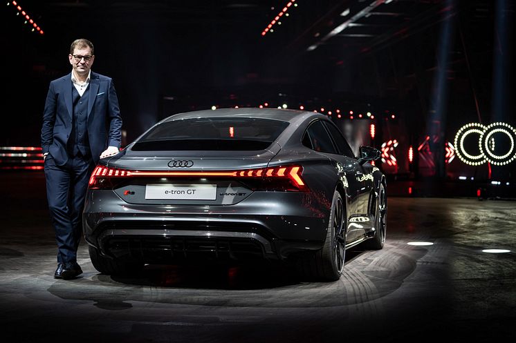 Audi RS e-tron GT og Markus Duesmann, CEO for Audi
