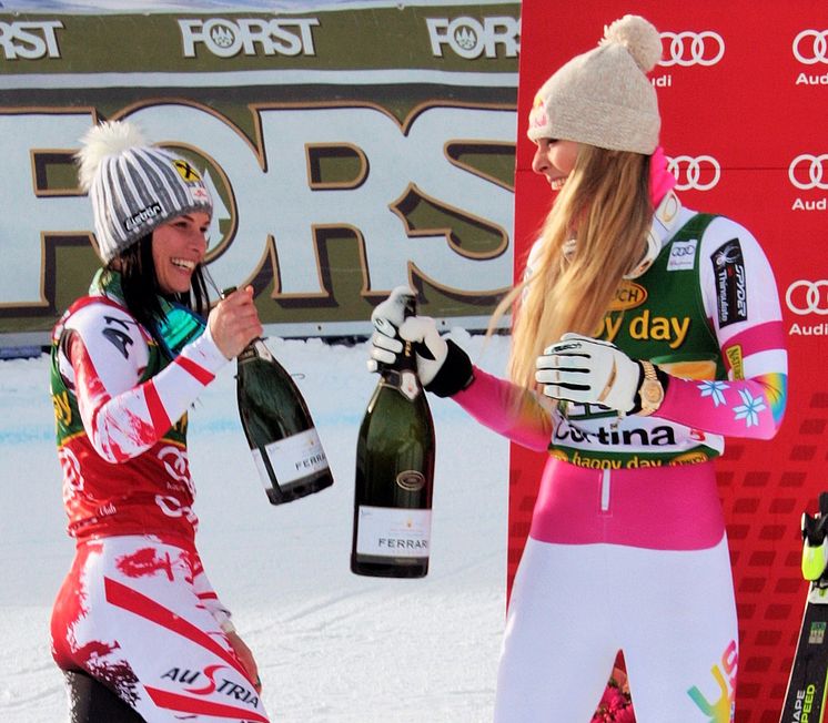 Lindsey Vonn och Anna Fenninger firar med Ferrari