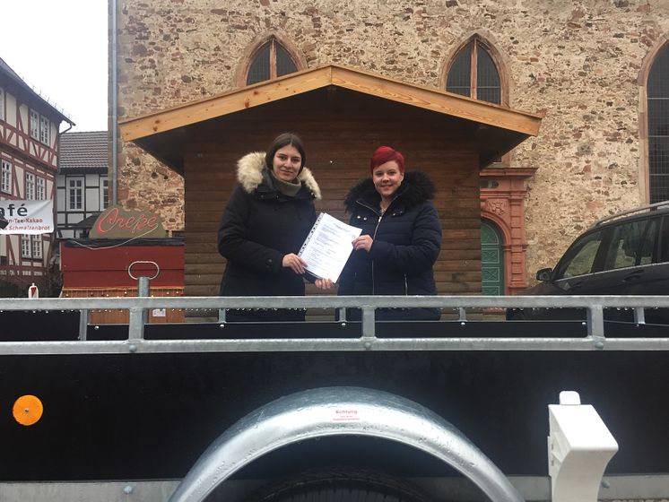 Den zweiten Preis, einen Fahrzeuganhänger aus der Hephata-Metallwerkstatt, hat Gewinnerin Stefanie Bujakowski gleich am Montagmorgen bei der Hephata-Auszubildenden Stefanie Delgado auf dem Paradeplatz in Ziegenhain abgeholt. 