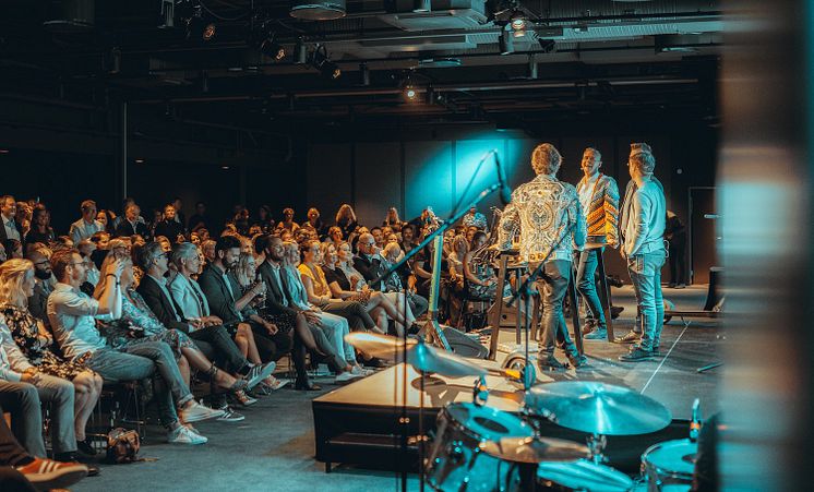 Åpningsfest med Stormkast-gutta Per Valebrokk og Petter A. Stordalen på scenen med gjester. 