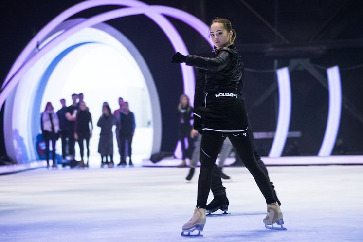 Proben-Countdown für ein spektakuläres TV-Show-Opening: 10 Prominente, 10 Profi-Trainer und 14 internationale Showskater von HOLIDAY ON ICE zelebrieren Eröffnungs-Performance