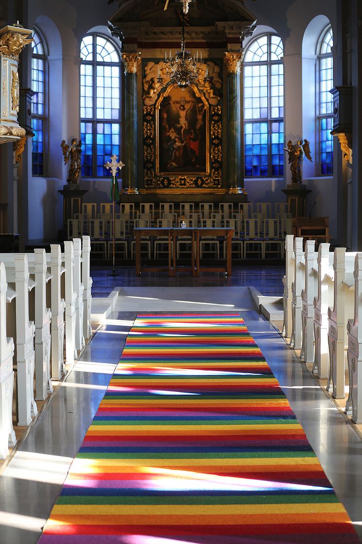 Härnösands Domkyrka med regnbågsmatta