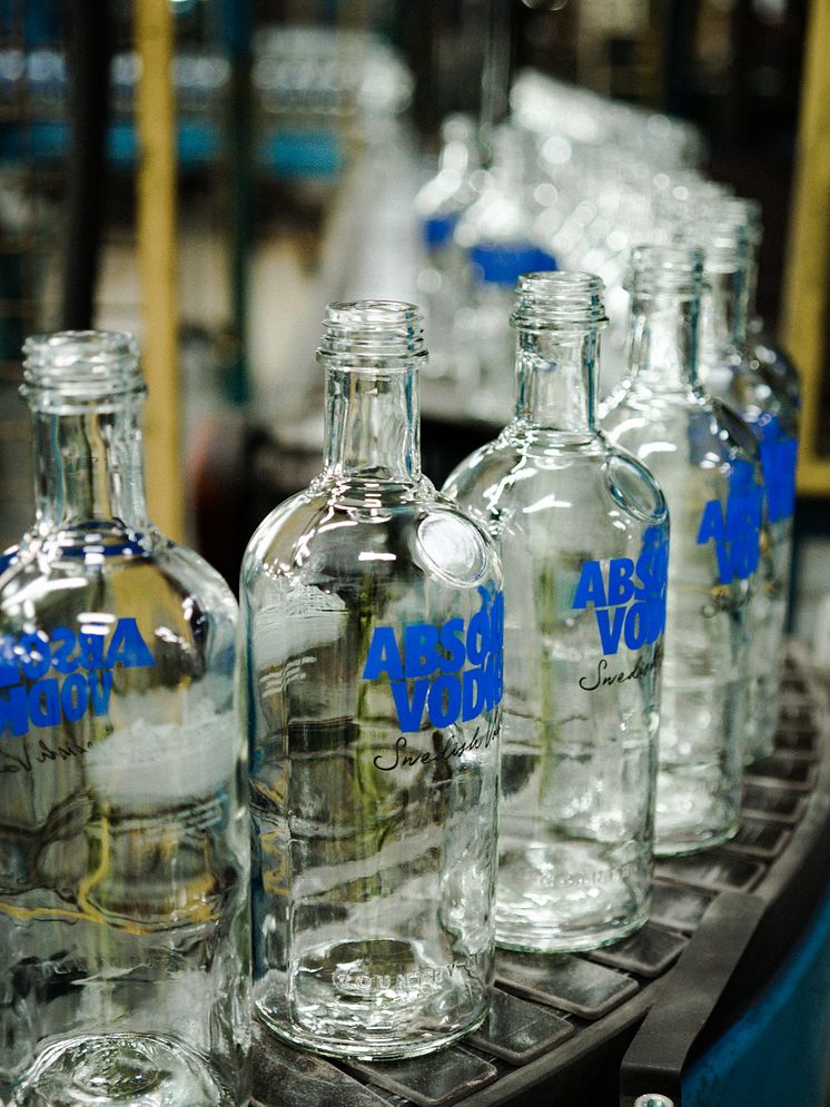 Absolut new bottle - Bottling line.jpg