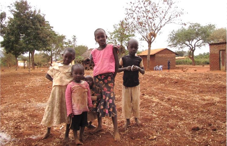 Barnen hjälper till på gården när de inte går i skolan 