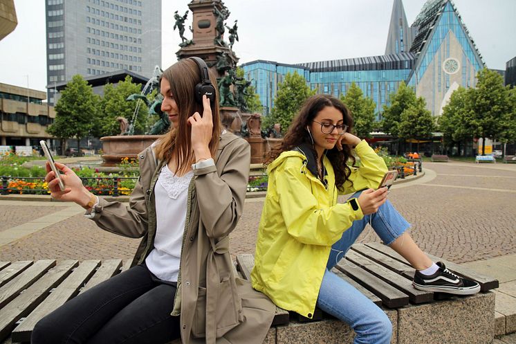 Studentinnen beim Hören des Podcast "REISEN REISEN"