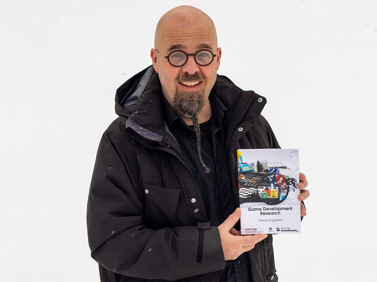 Henrik Engström, med sin bok Game Development Research