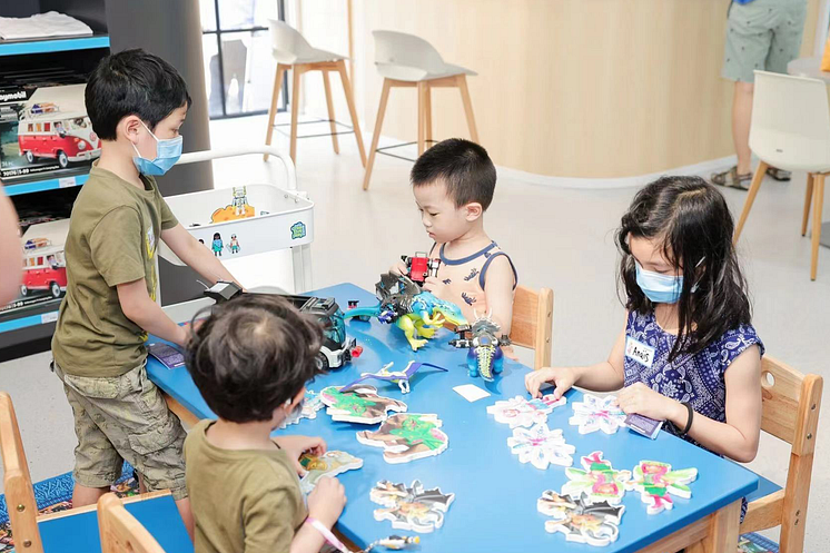 Kinder an einem Spieltisch im PLAYMOBIL Experience Center in Shanghai