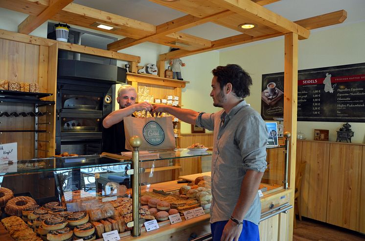 Too Good To Go: Axel Rösch erhält die 15.000 gerettete Mahlzeit in Seidels Klosterbäckerei in Leipzig