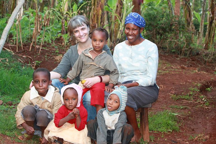 Åsa Slobodnik med sin värdfamilj i byn Kirwara i Kenya