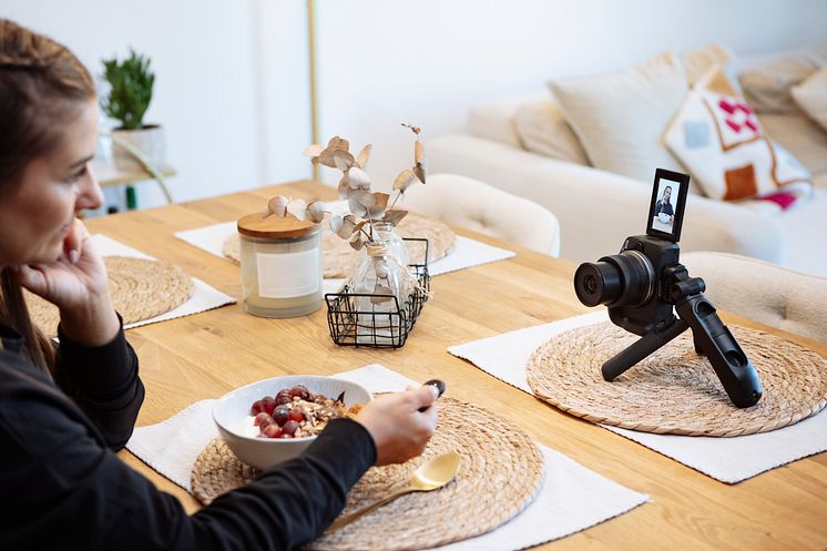 EOS R50_lifestyle-remote-shooting-tripod-grip-tif